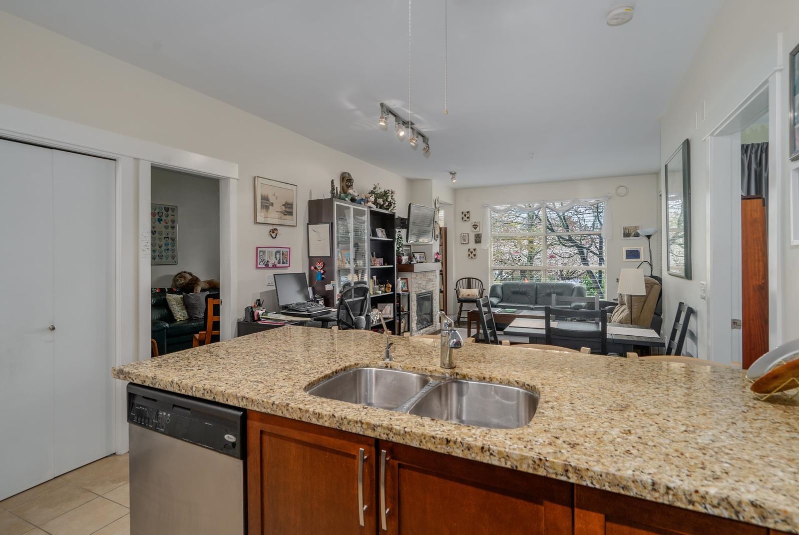 Listing Image 5