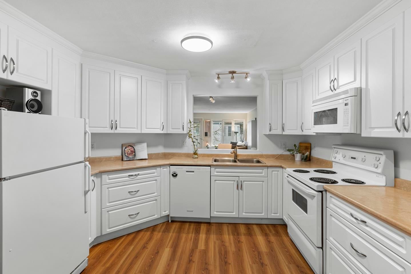 Listing Image 9