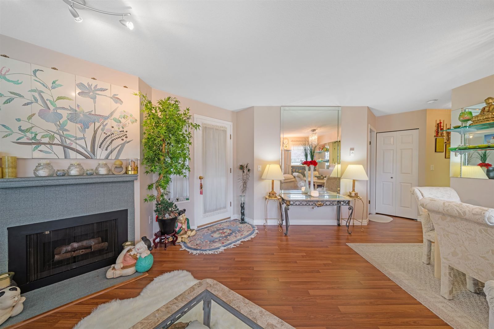 Listing Image 4