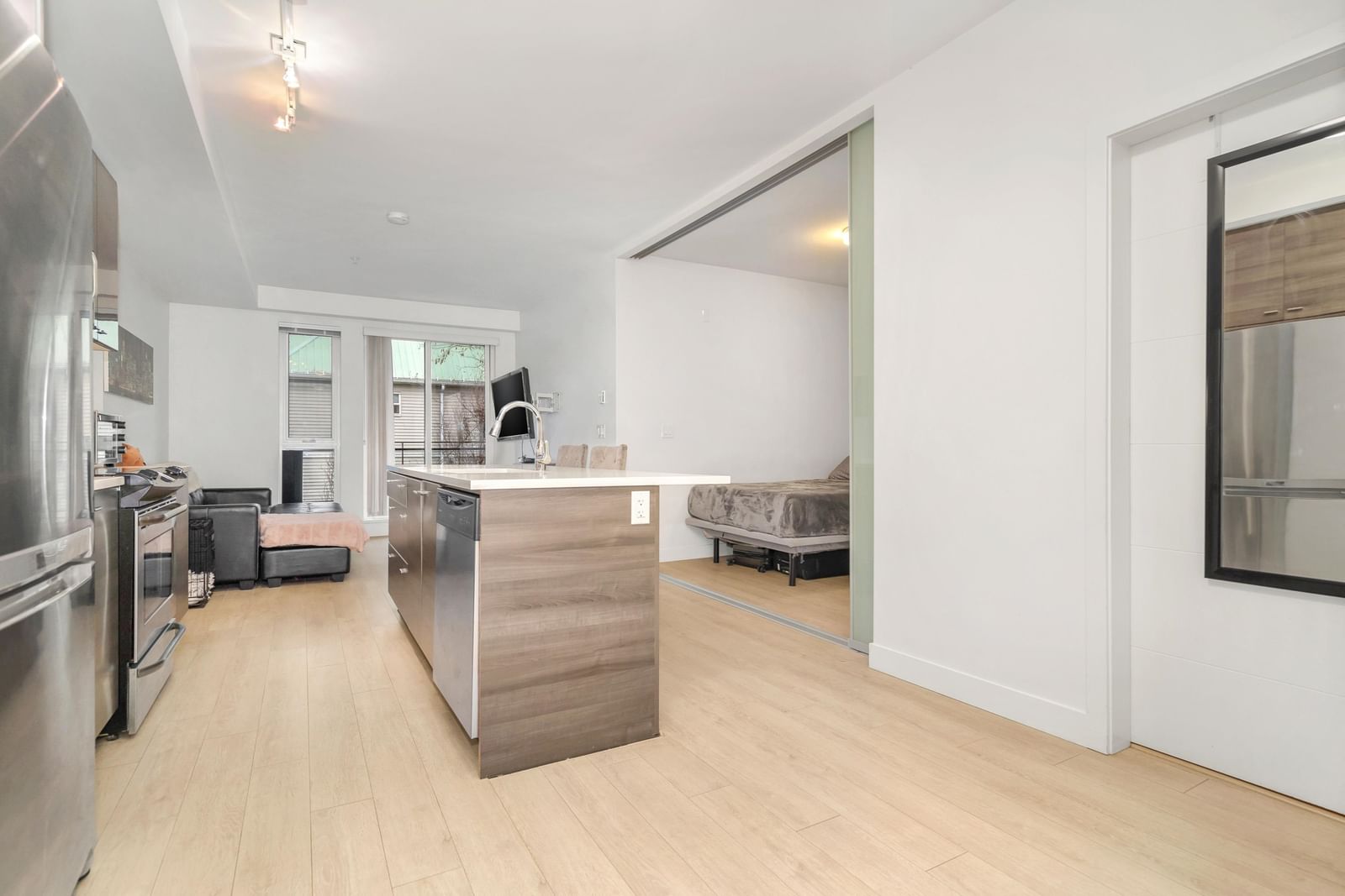 Listing Image 4