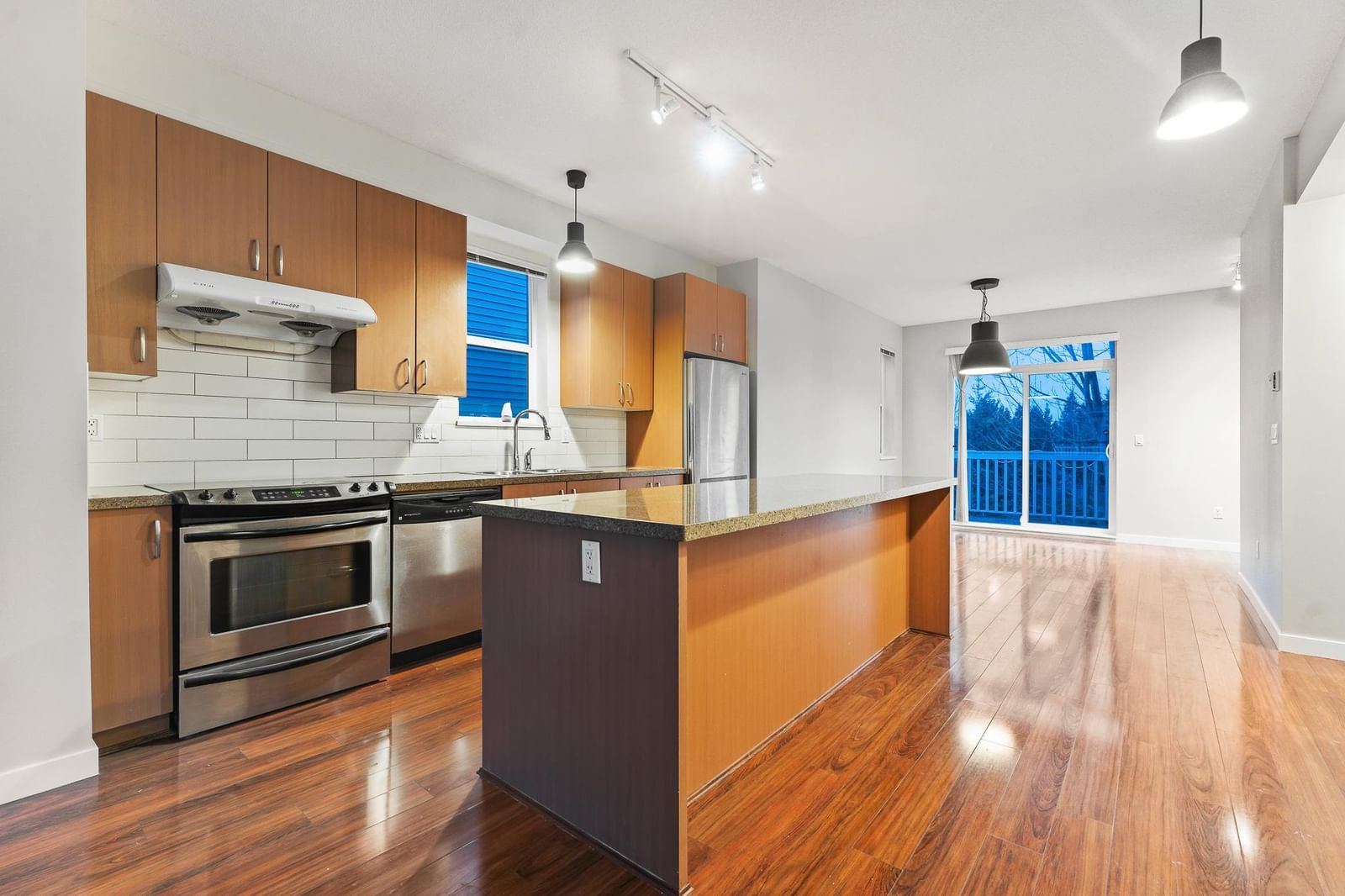 Listing Image 4