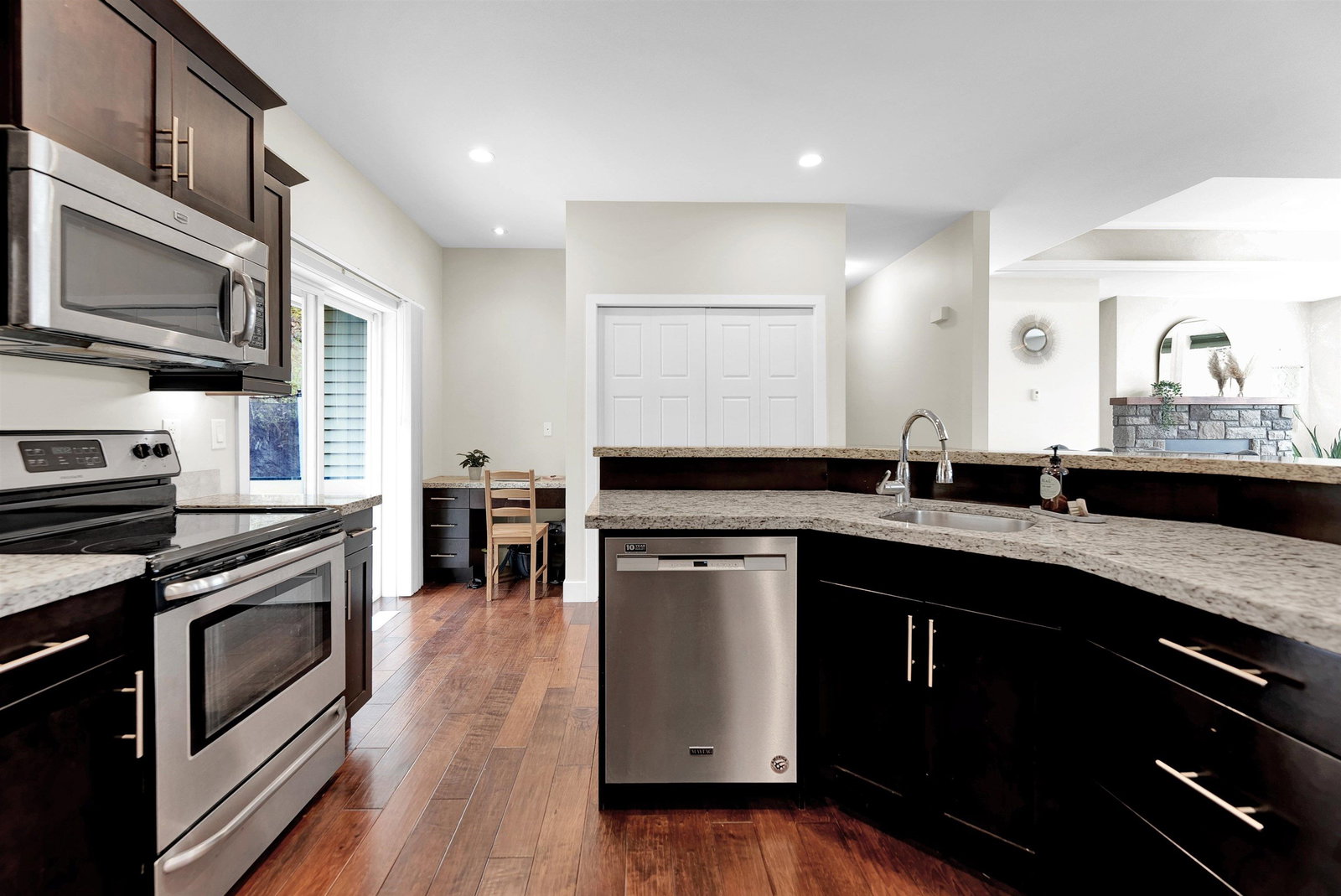 Listing Image 12