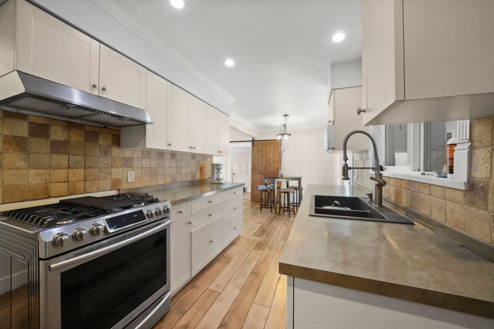Listing Image 9