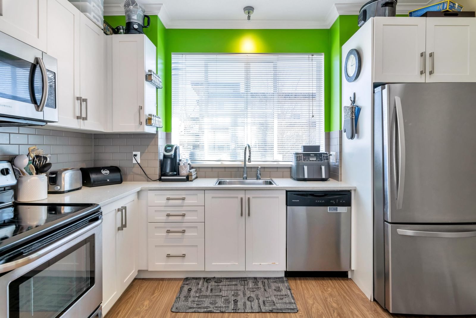 Listing Image 11