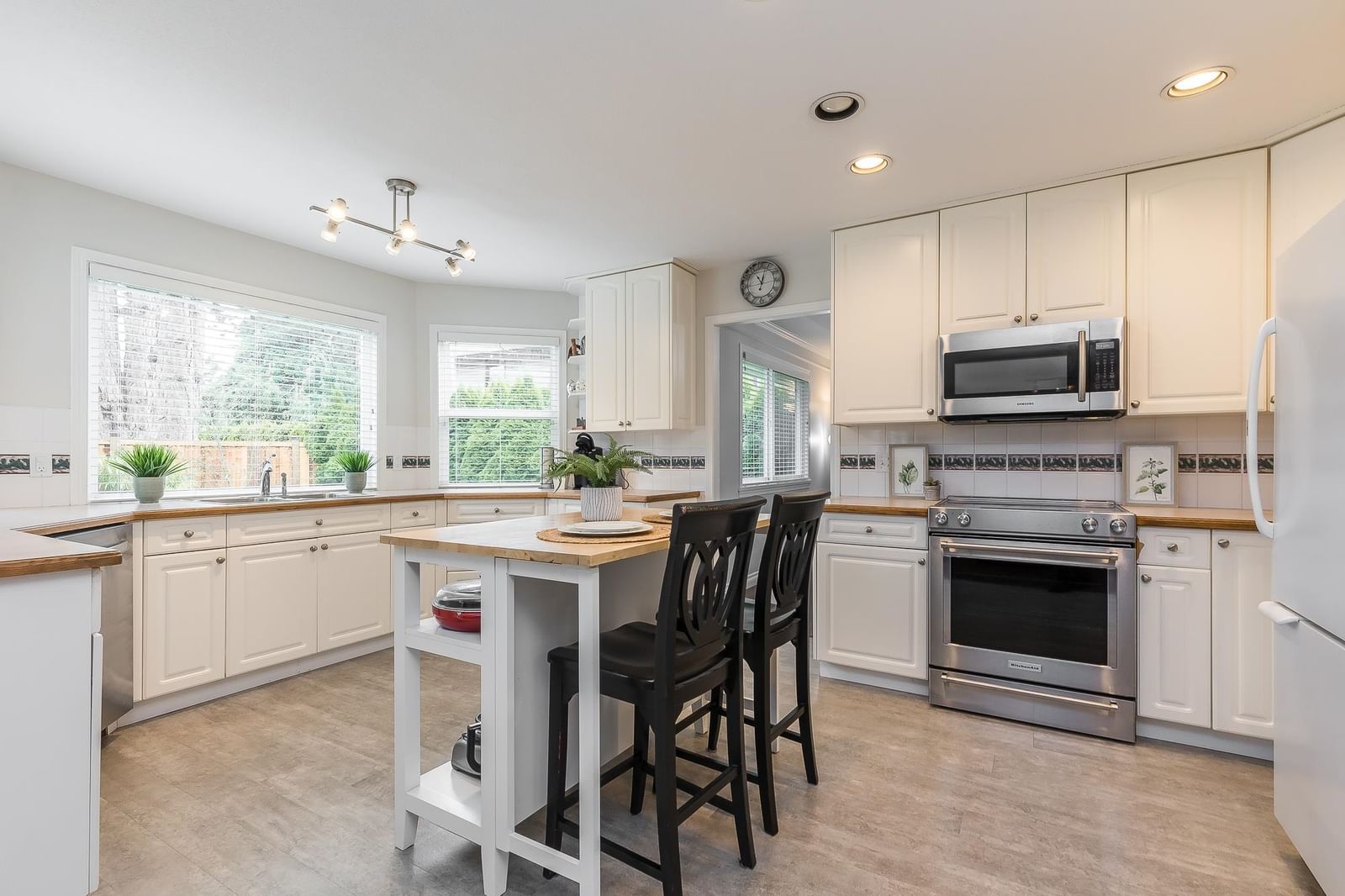 Listing Image 11