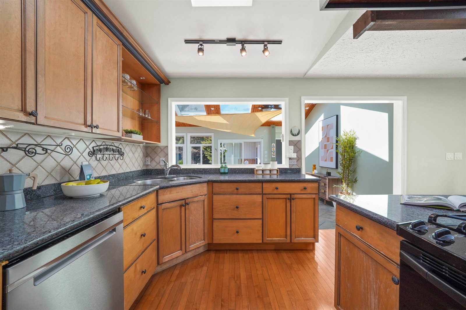 Listing Image 16