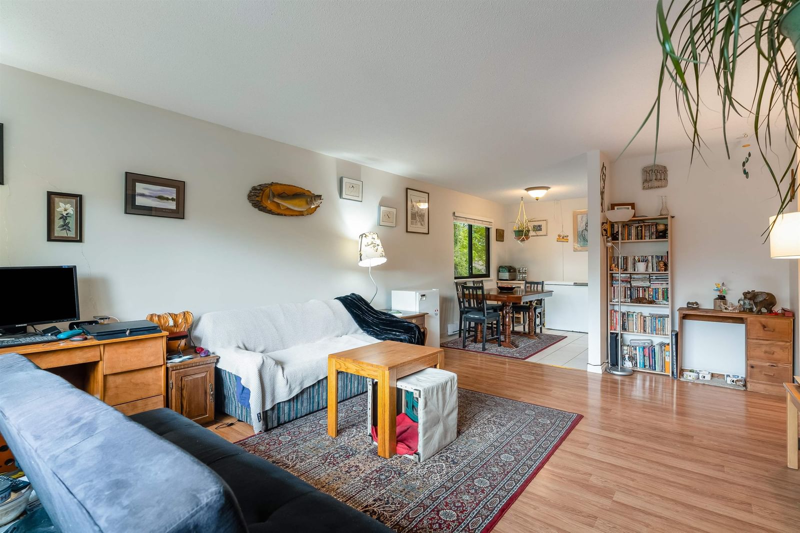 Listing Image 4