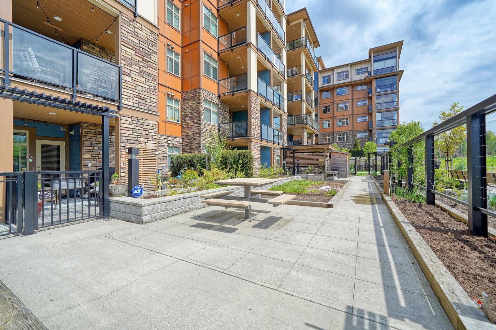 Listing Image 4