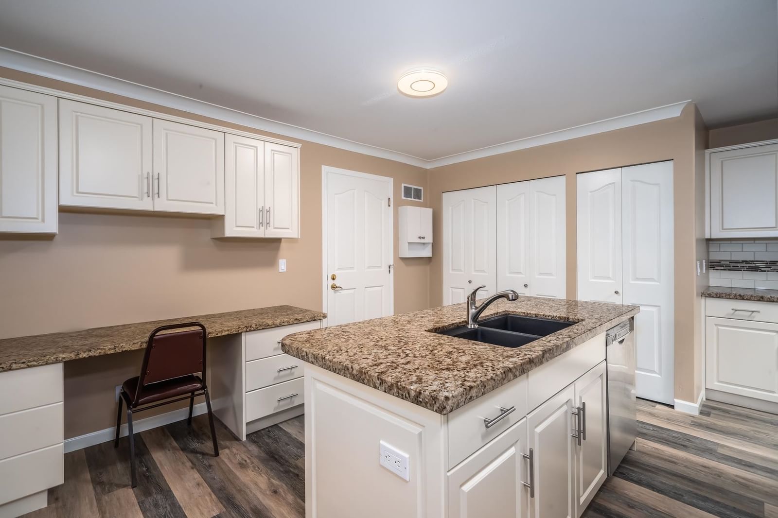 Listing Image 11