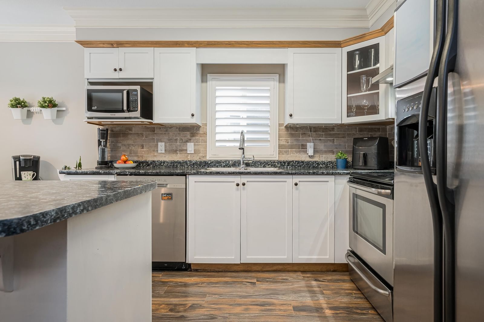Listing Image 8