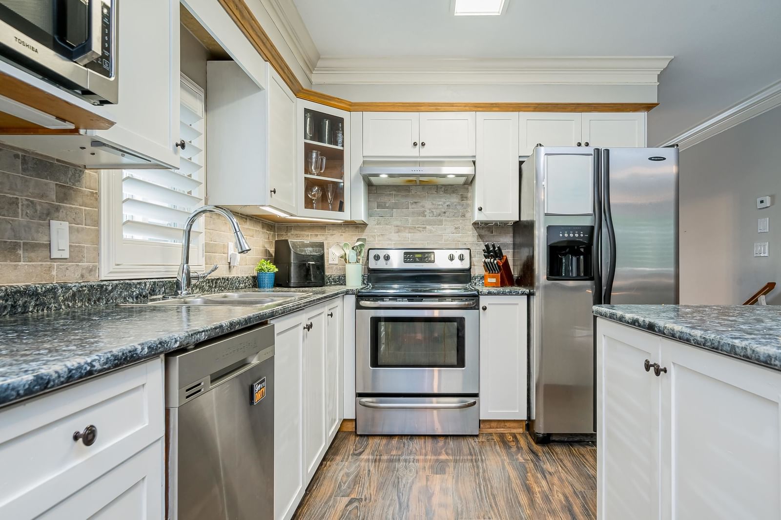 Listing Image 9