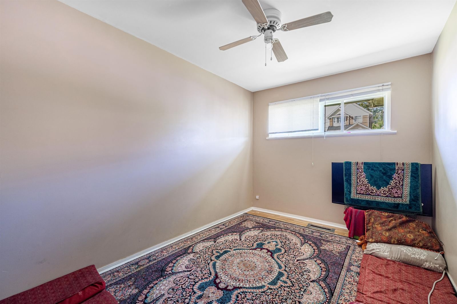 Listing Image 17