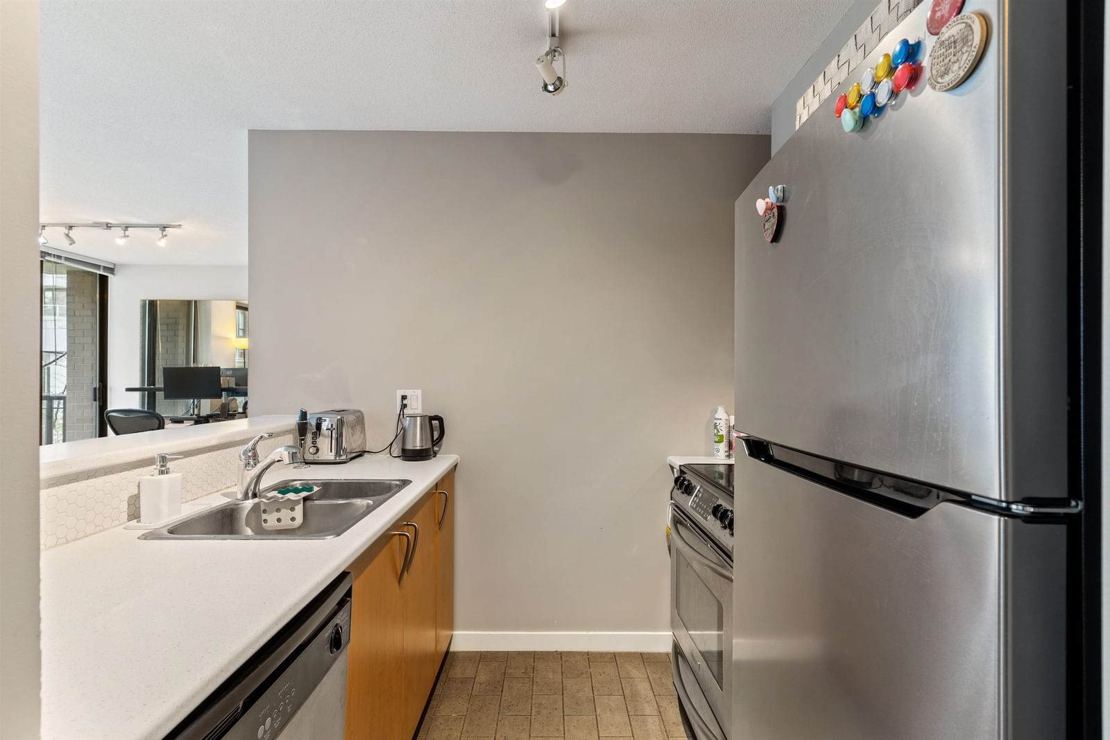 Listing Image 4