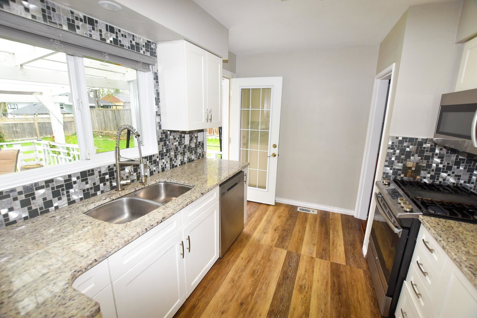 Listing Image 11