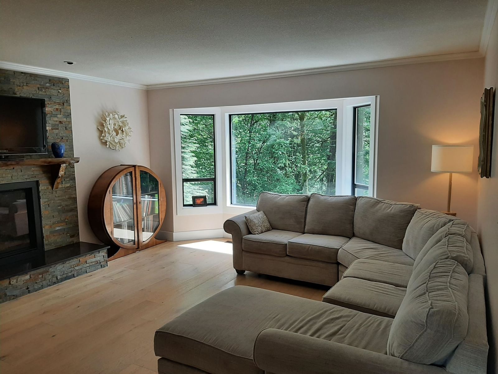 Listing Image 4