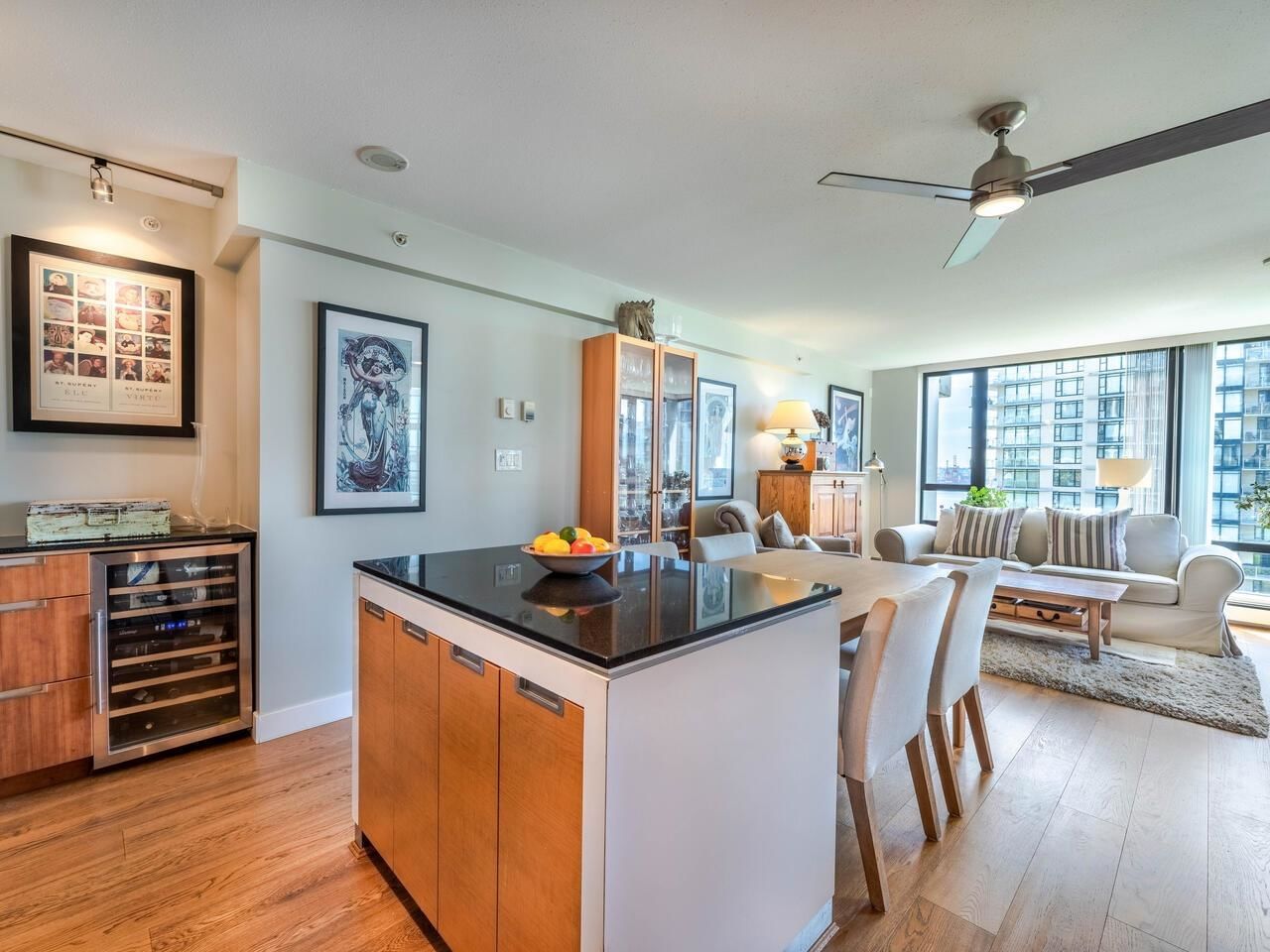 Listing Image 4
