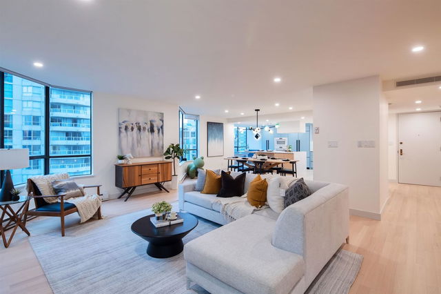 1402 - 738 Broughton Street