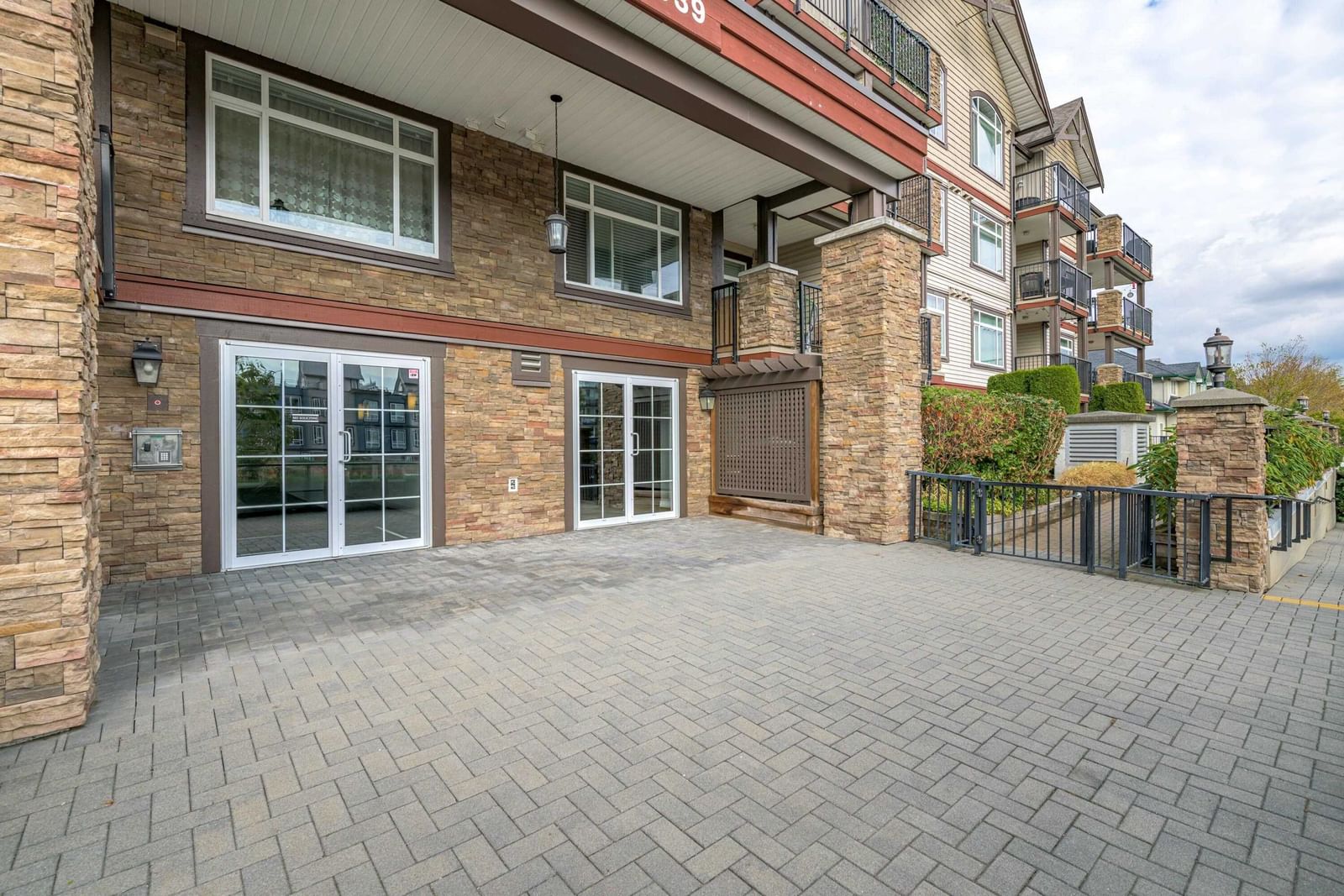 Listing Image 4
