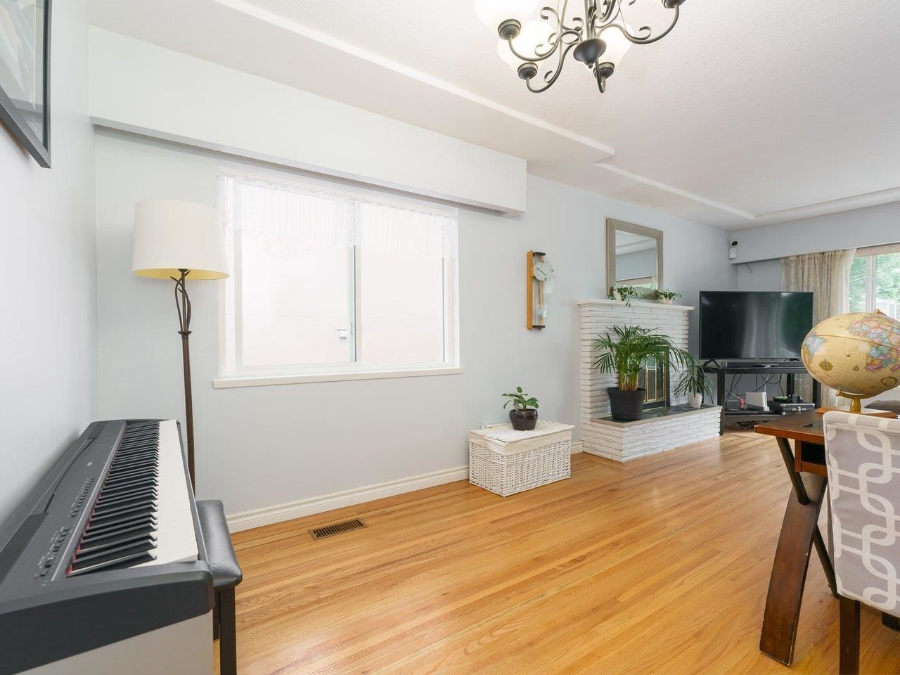 Listing Image 4