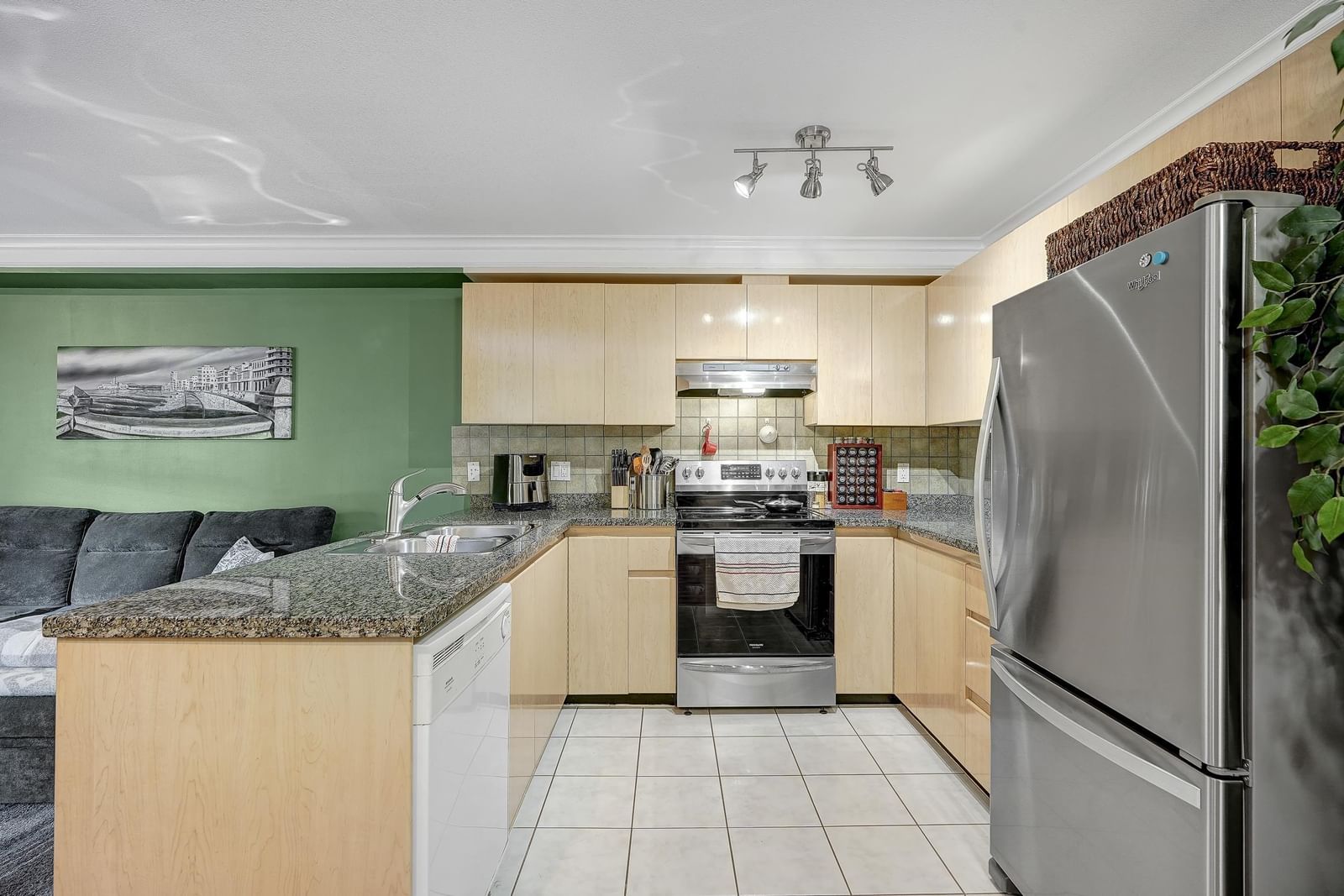 Listing Image 4