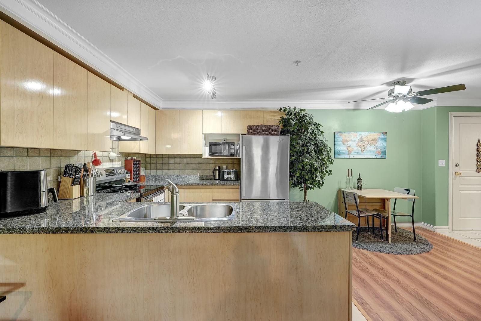 Listing Image 8