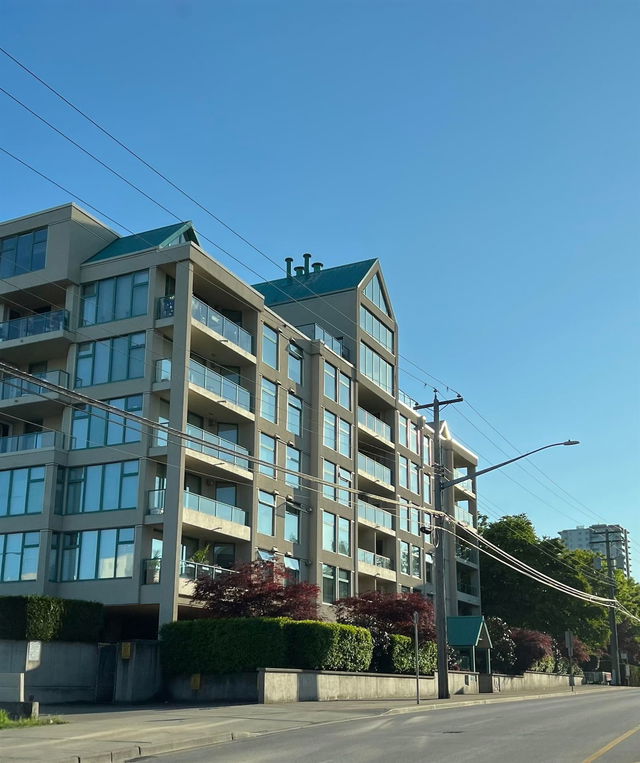 302 - 15466 North Bluff Road