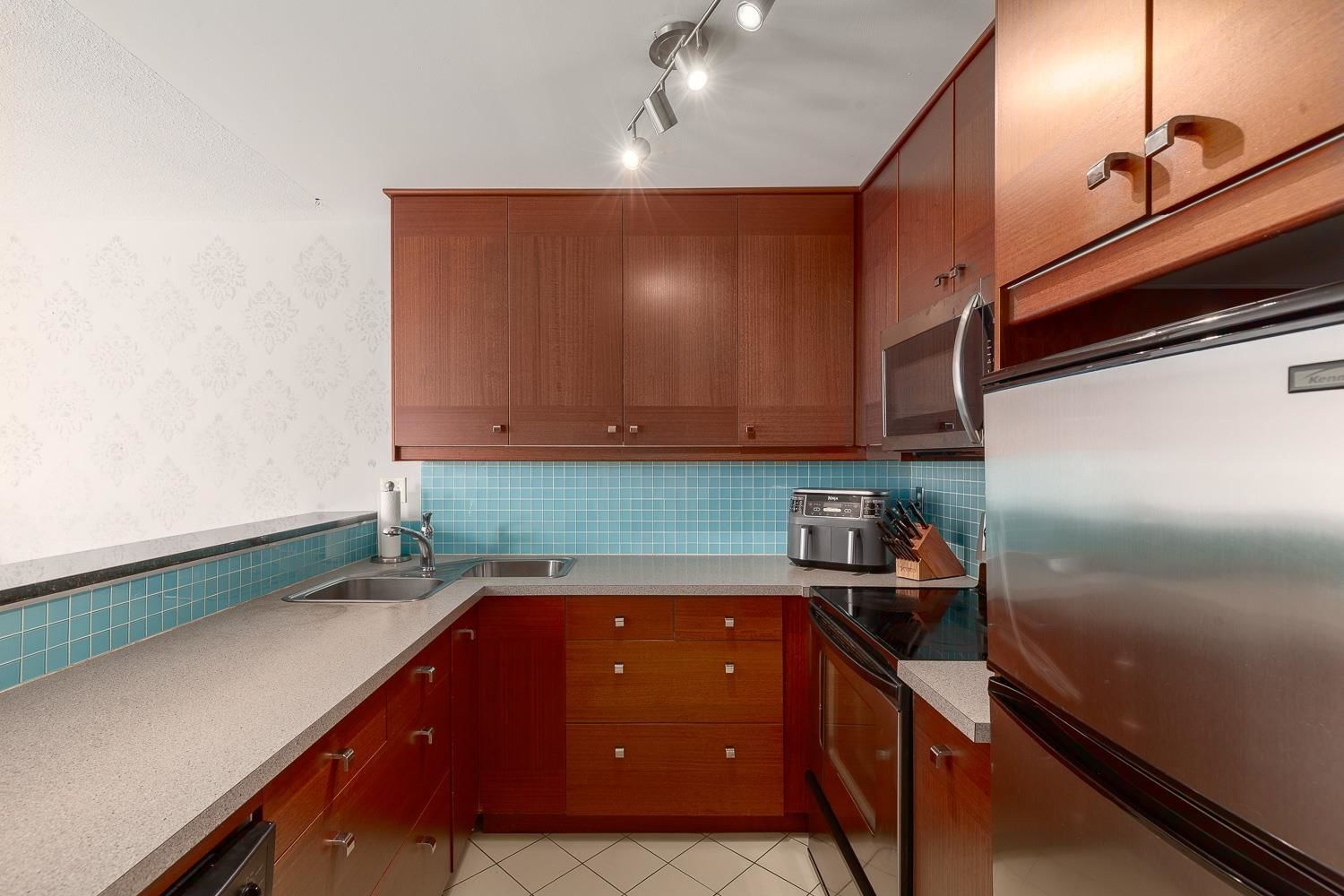 Listing Image 4