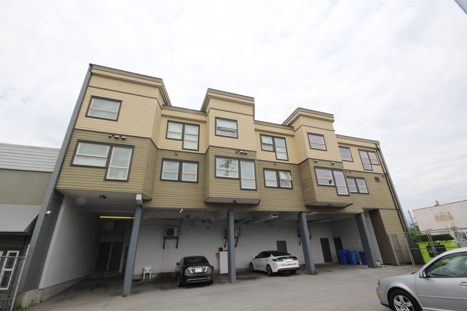 Listing Image 6