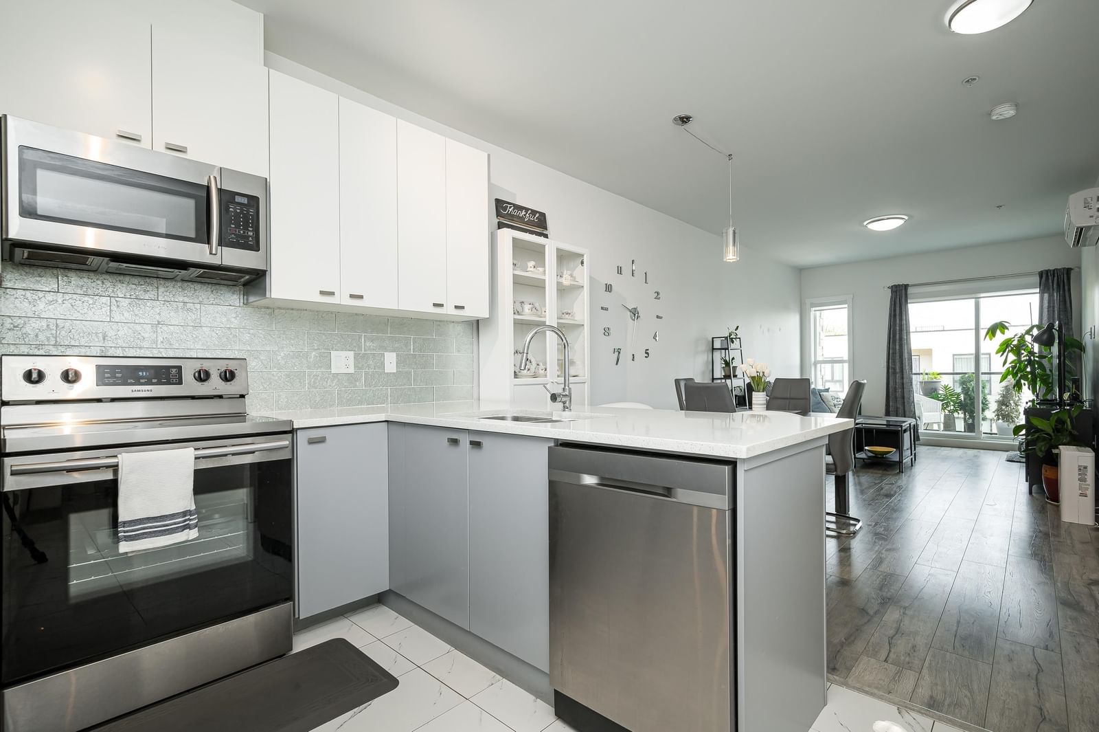 Listing Image 11