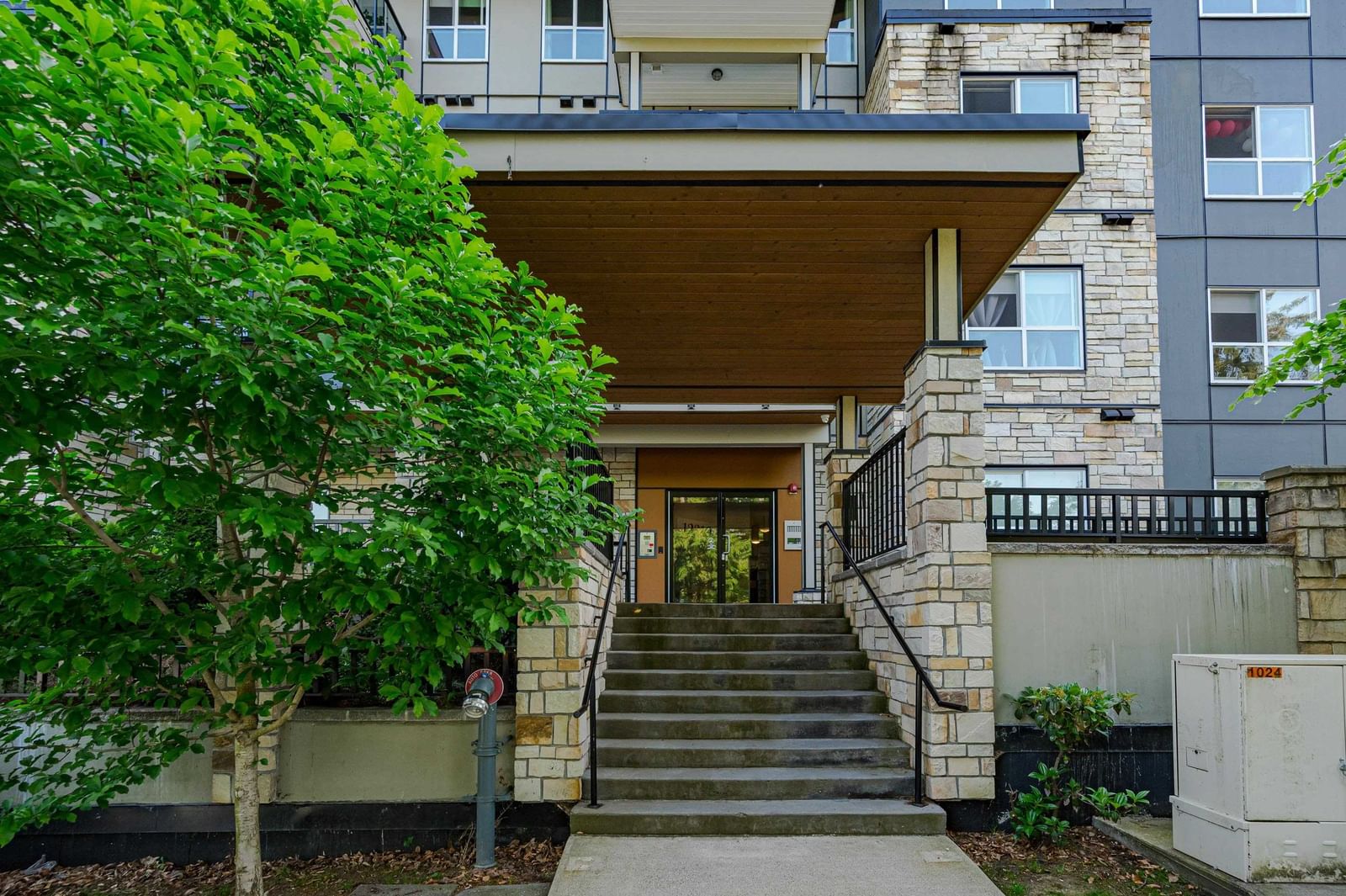 Listing Image 4