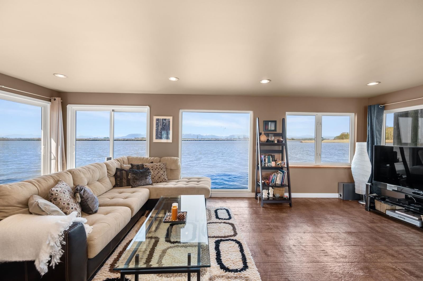 Listing Image 16