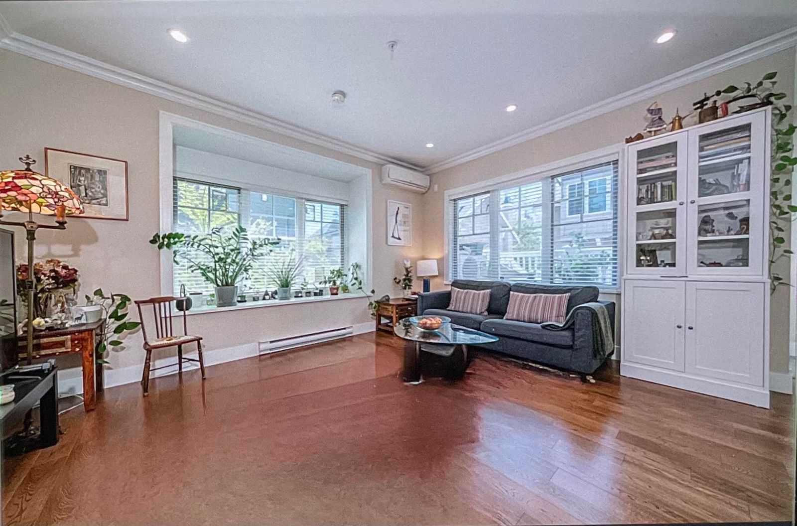 Listing Image 4