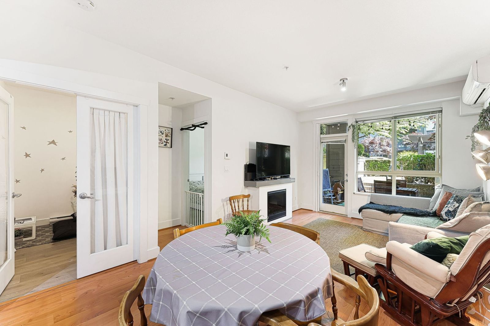 Listing Image 4