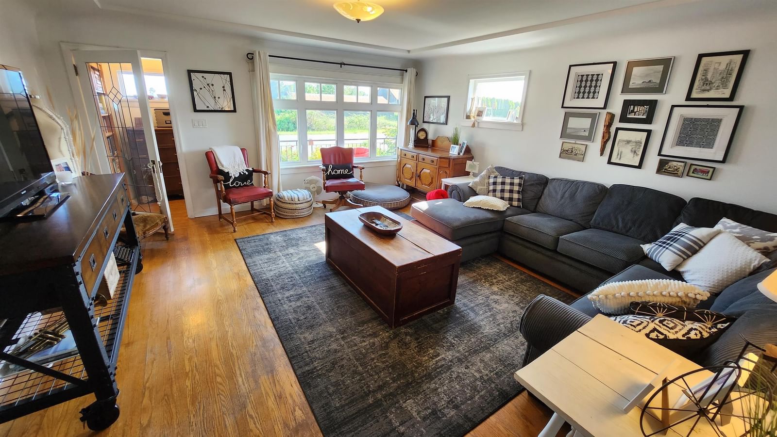 Listing Image 4