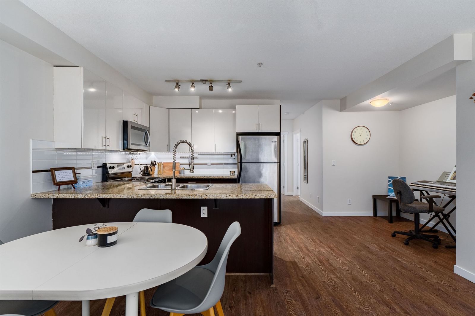Listing Image 11