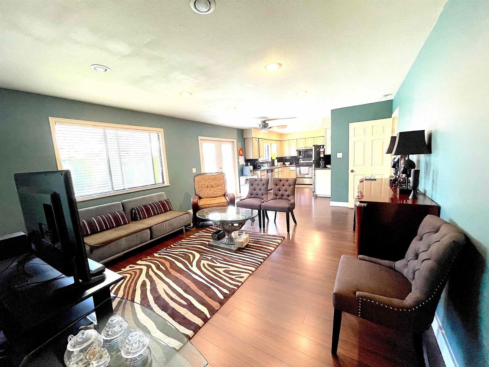 Listing Image 8