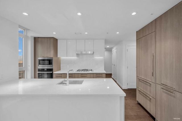 1102 - 3331 No. 3 Road