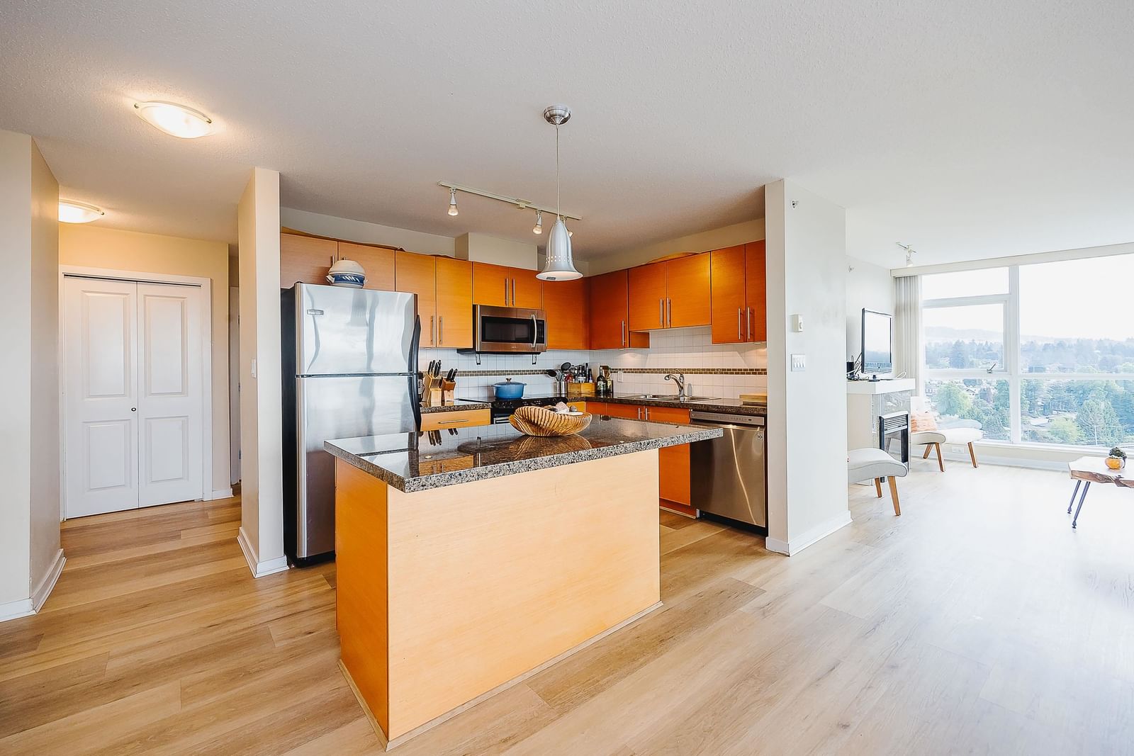 Listing Image 11