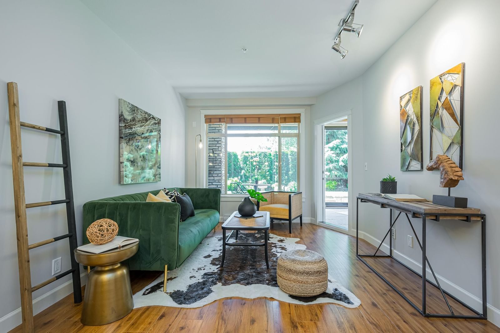 Listing Image 4