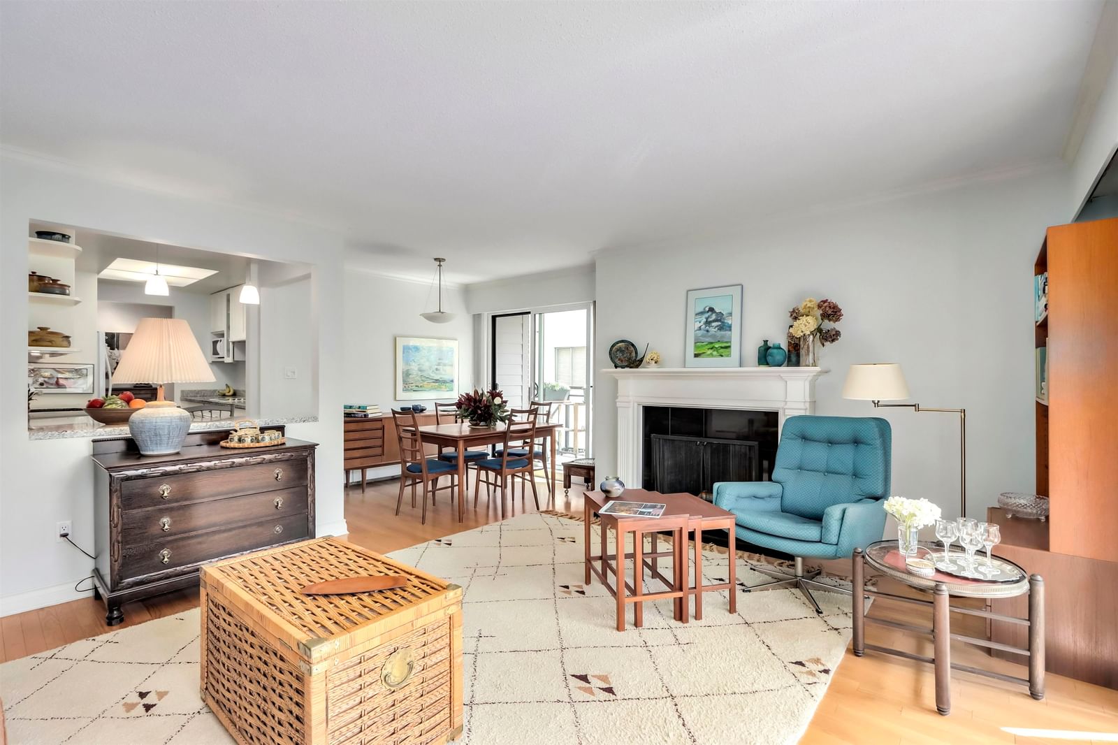 Listing Image 4