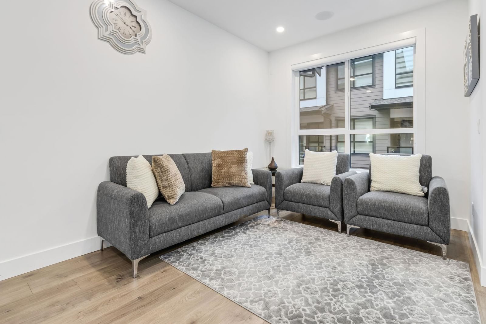 Listing Image 12