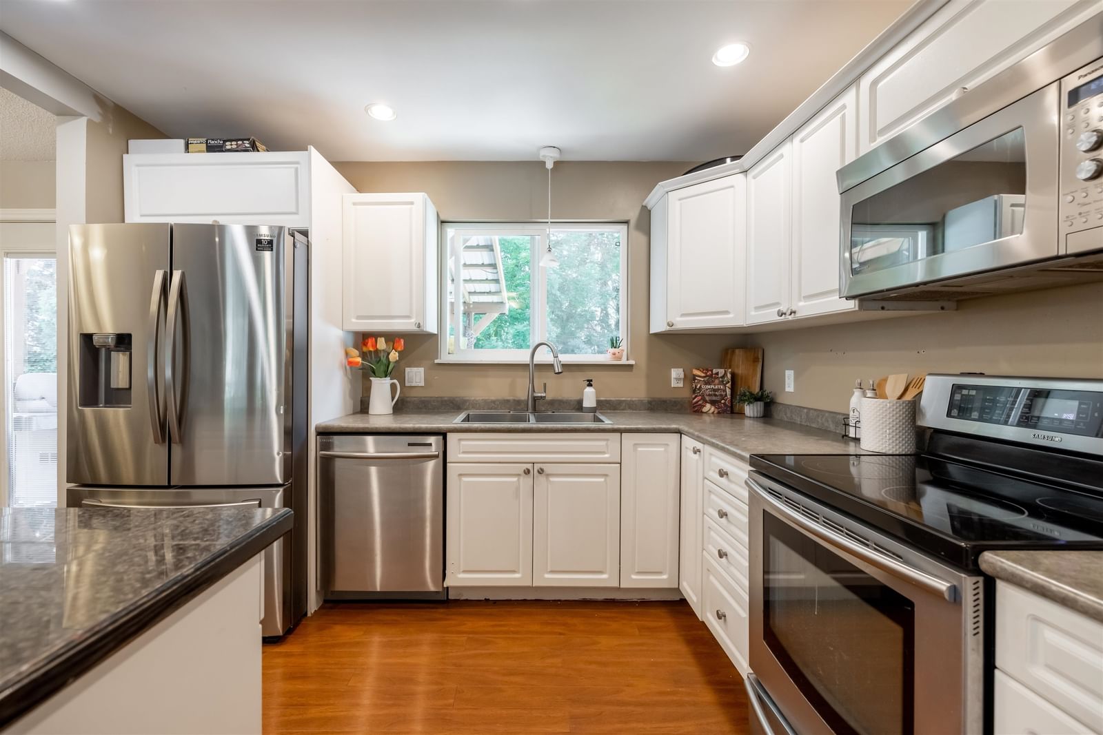 Listing Image 11