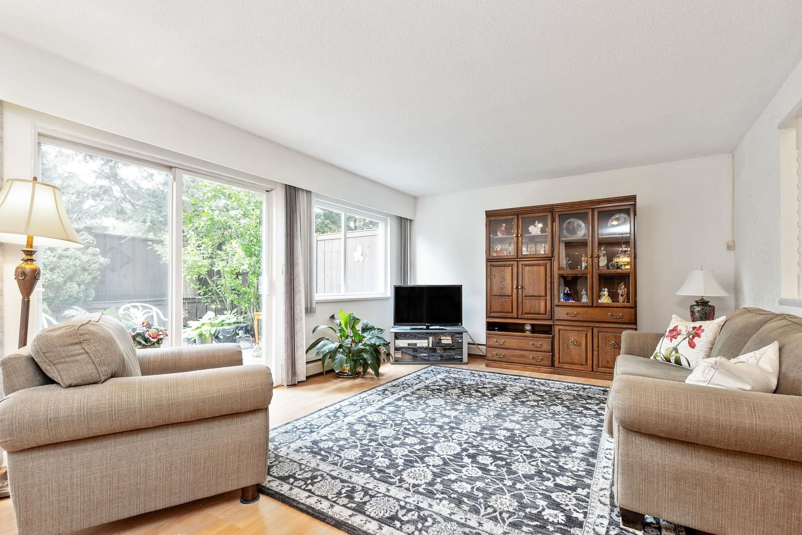 Listing Image 4