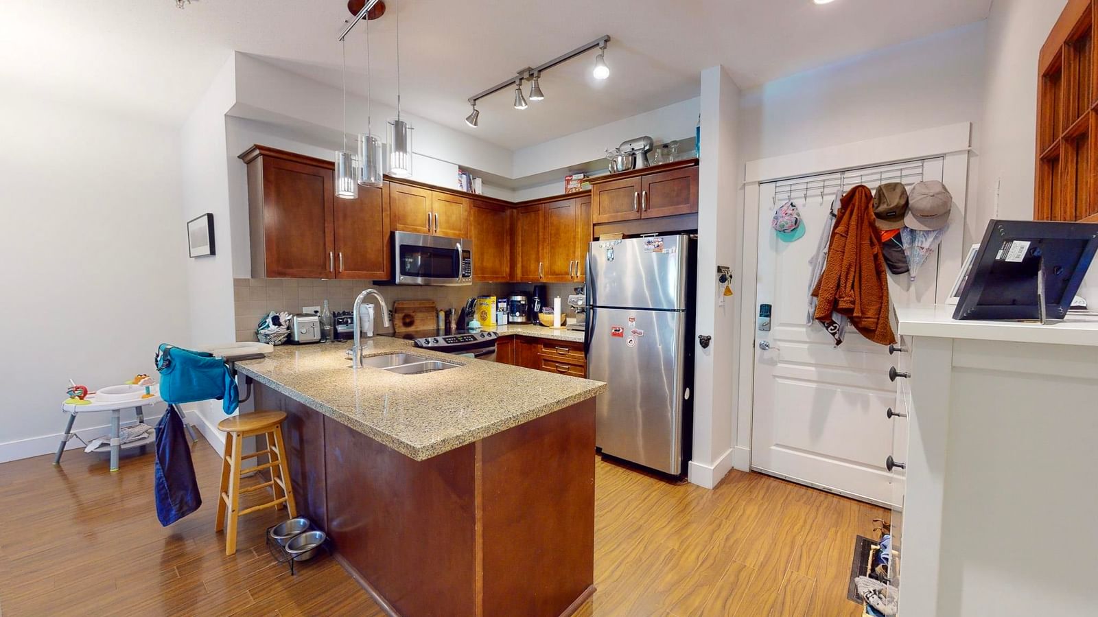 Listing Image 4