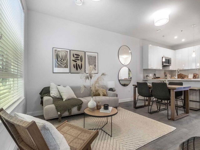 208 - 33886 Pine Street
