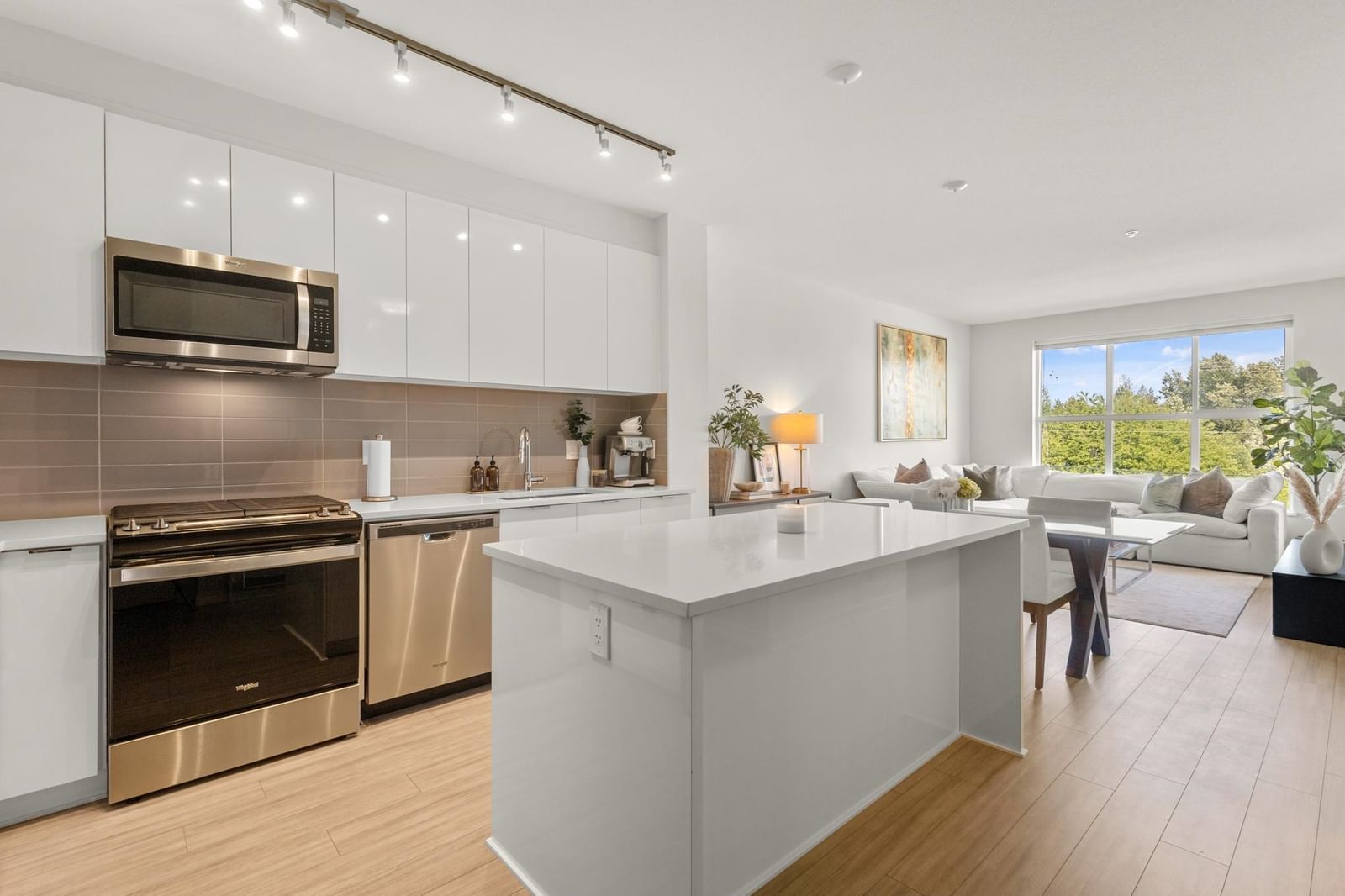 Listing Image 10