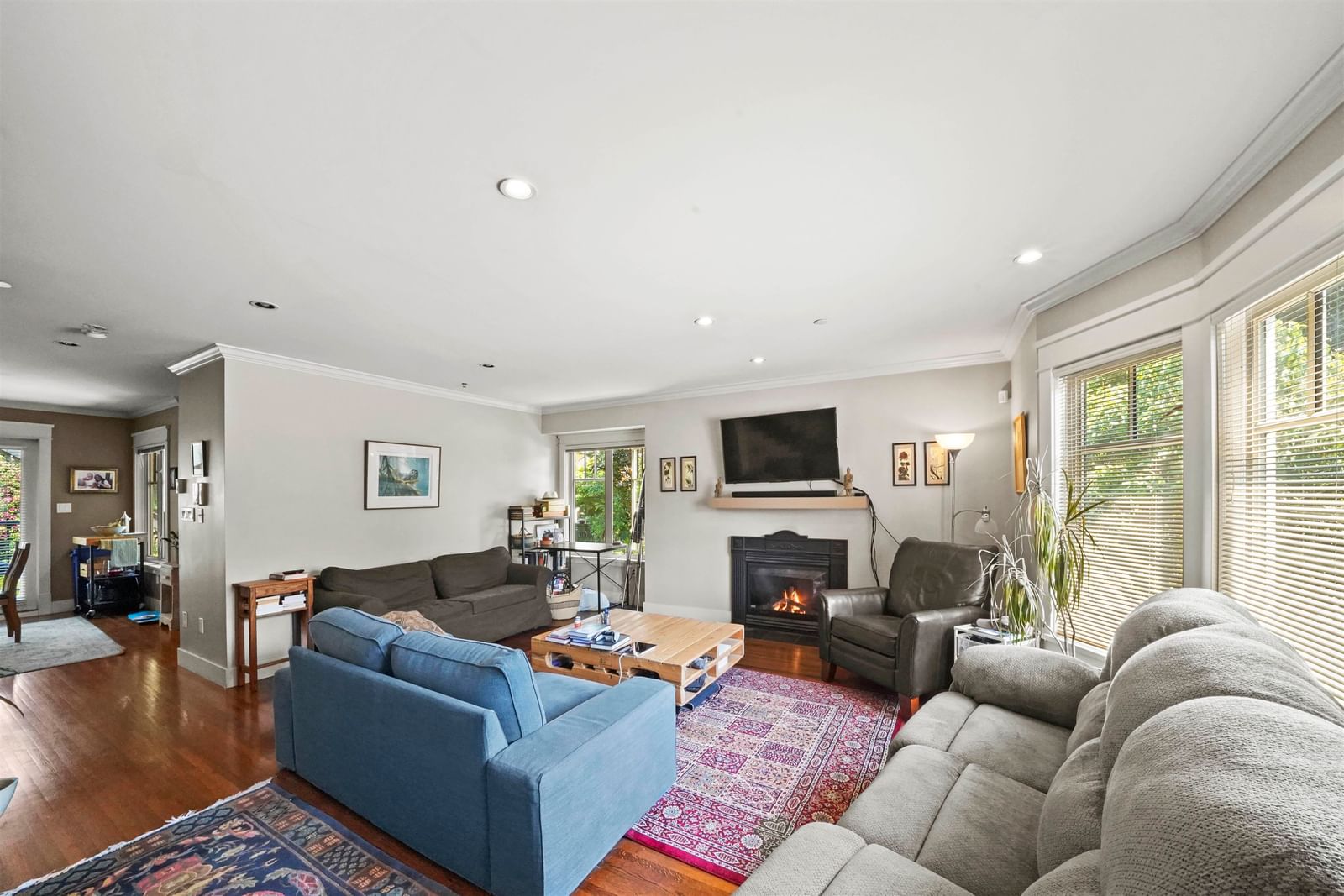 Listing Image 4
