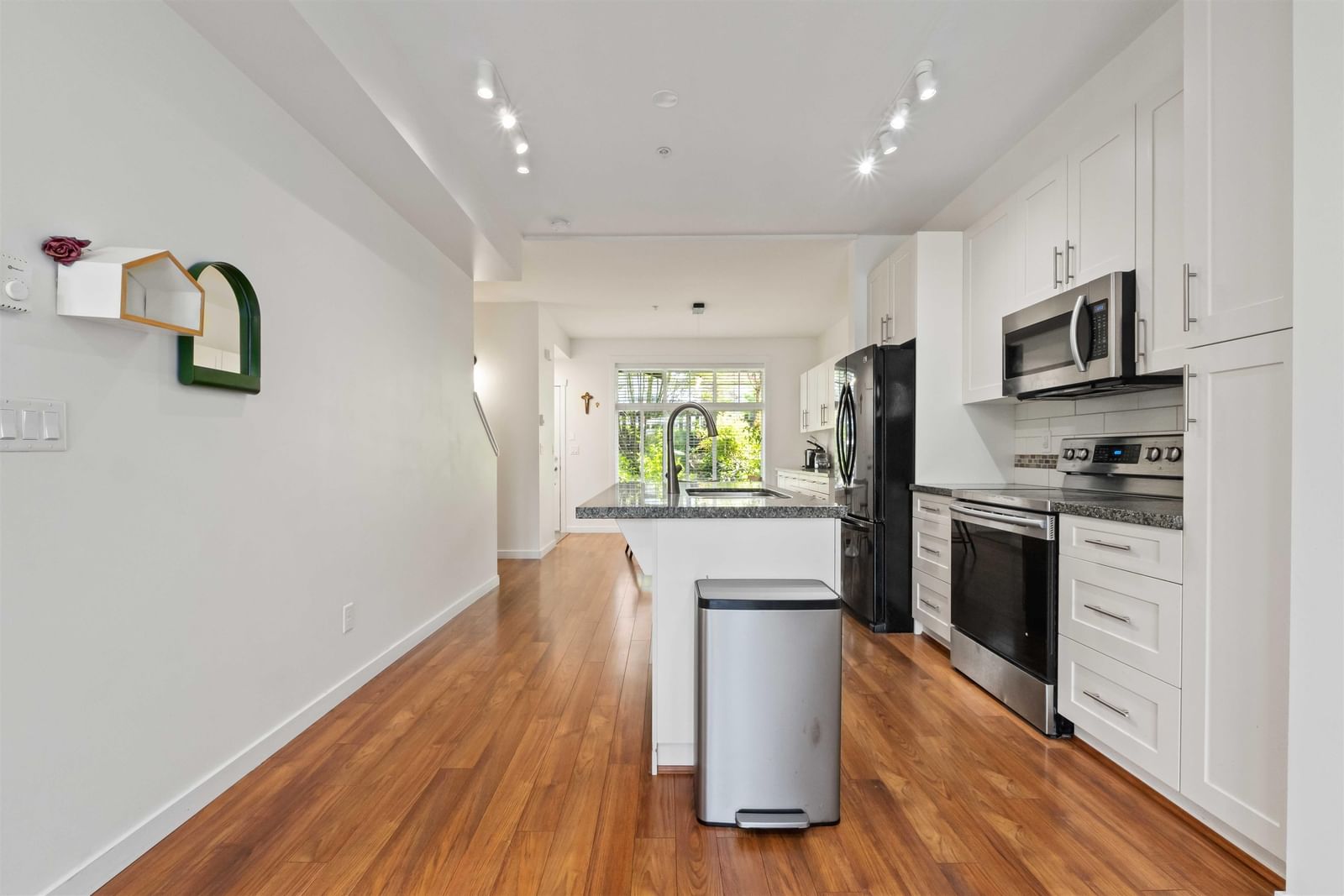 Listing Image 11