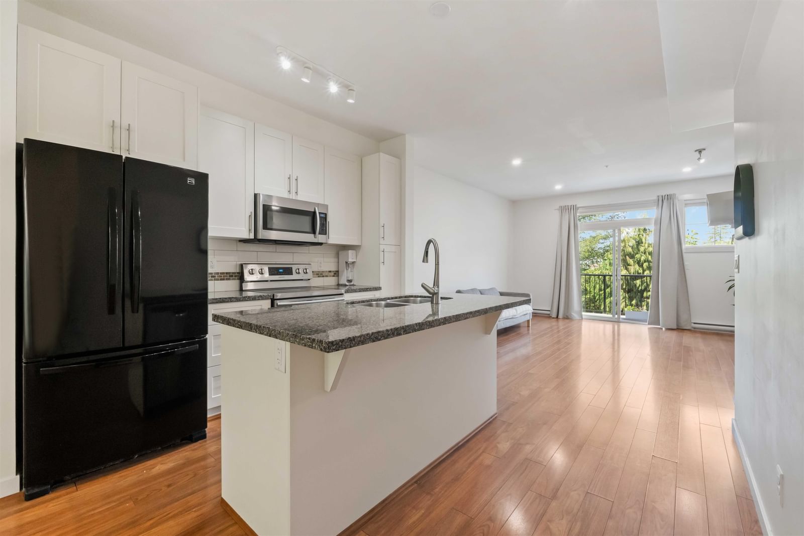 Listing Image 12