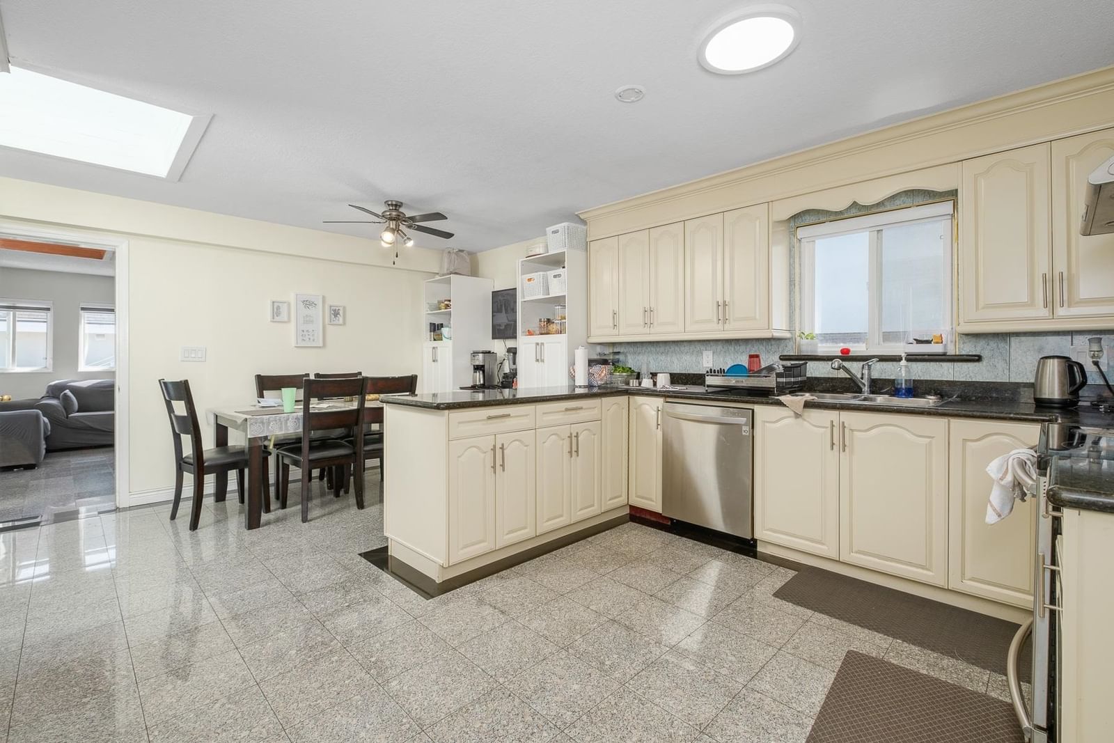 Listing Image 9